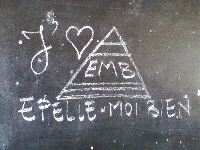 J'aime Épelle-Moi Bien ! Et toi ?  💚💛❤️  #dessin au tableau réalisé par un groupe d'élèves amoureux du concours national ÉPELLE-MOI BIEN au Bénin.   #emb
